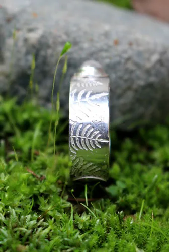 Helecho de plata, anillo leyenda maorí en plata y labradorita blanca