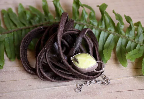 Hemera, pulsera luz griega en plata, cuero y jade limón