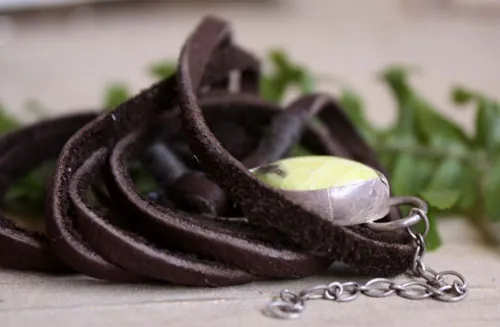 Hemera, pulsera luz griega en plata, cuero y jade limón
