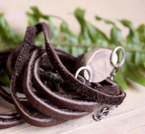 Hemera, pulsera luz griega en plata, cuero y jade limón