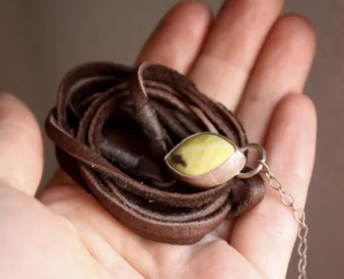 Hemera, pulsera luz griega en plata, cuero y jade limón