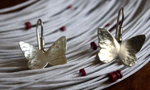Hesperiidae, aretes mariposa en plata