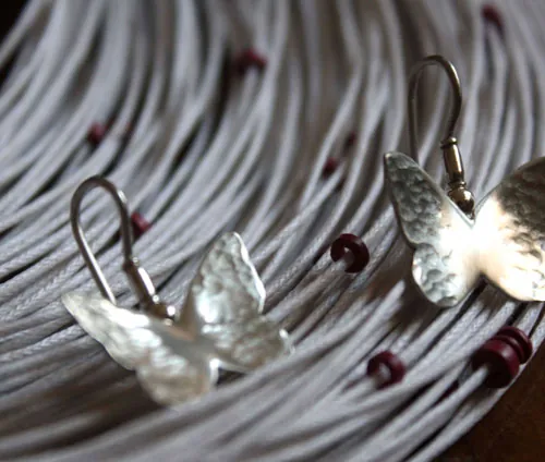 Hesperiidae, aretes mariposa en plata