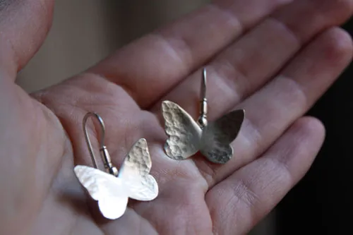 Hesperiidae, aretes mariposa en plata