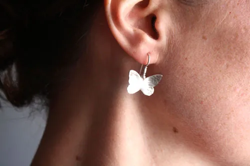 Hesperiidae, aretes mariposa en plata