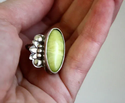 Hijau, anillo vegetación tropical en plata y aventurina