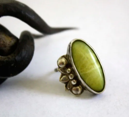 Hijau, anillo vegetación tropical en plata y aventurina