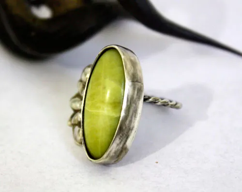 Hijau, anillo vegetación tropical en plata y aventurina