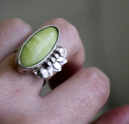 Hijau, anillo vegetación tropical en plata y aventurina