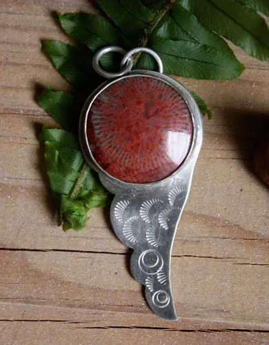 Hiko, dije ala japonesa en plata y coral rojo