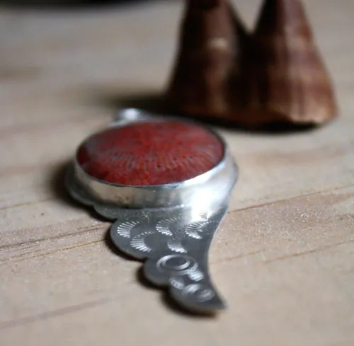 Hiko, dije ala japonesa en plata y coral rojo