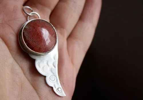 Hiko, dije ala japonesa en plata y coral rojo