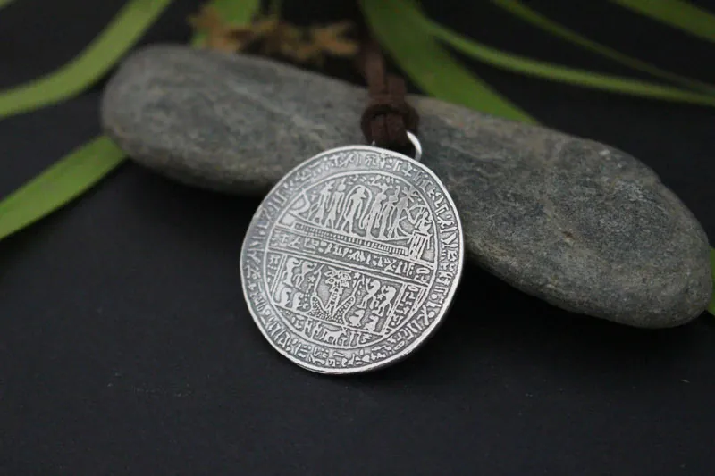 Hipocéfalo de Harnetatf, collar egipcio de plata