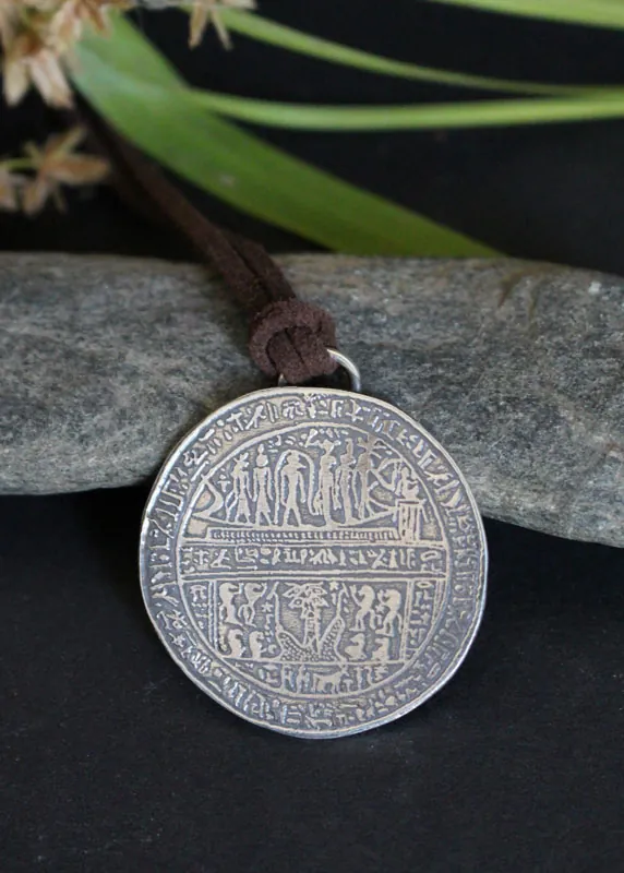 Hipocéfalo de Harnetatf, collar egipcio de plata