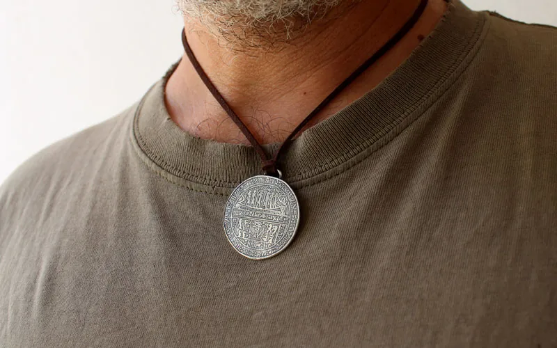 Hipocéfalo de Harnetatf, collar egipcio de plata