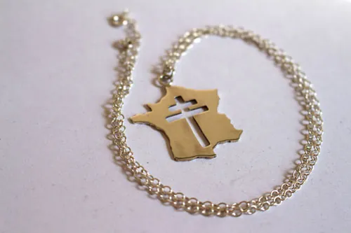 Historia de Francia, dije mapa de Francia y cruz de Lorena en plata