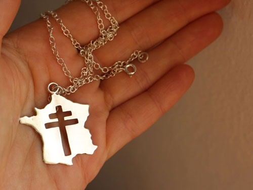 Historia de Francia, dije mapa de Francia y cruz de Lorena en plata