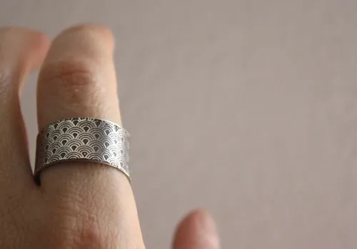 Hitomi, anillo olas japonesas en plata