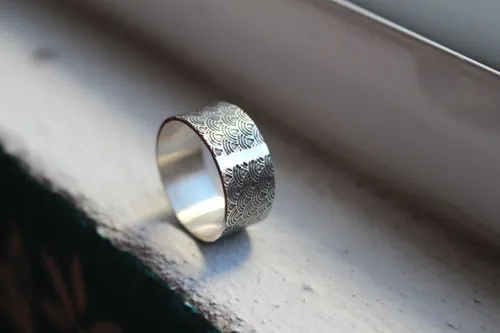 Hitomi, anillo olas japonesas en plata