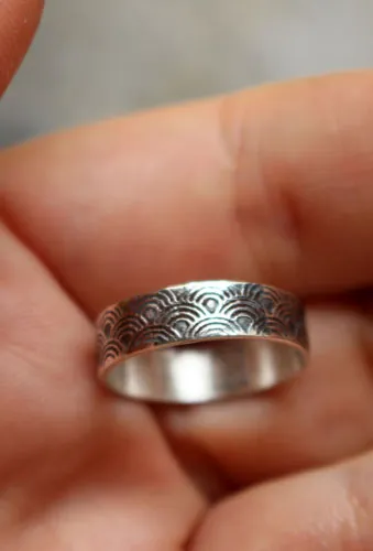 Hitomi pequeña, anillo olas japonesas en plata