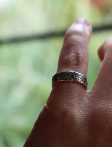 Hitomi pequeña, anillo olas japonesas en plata