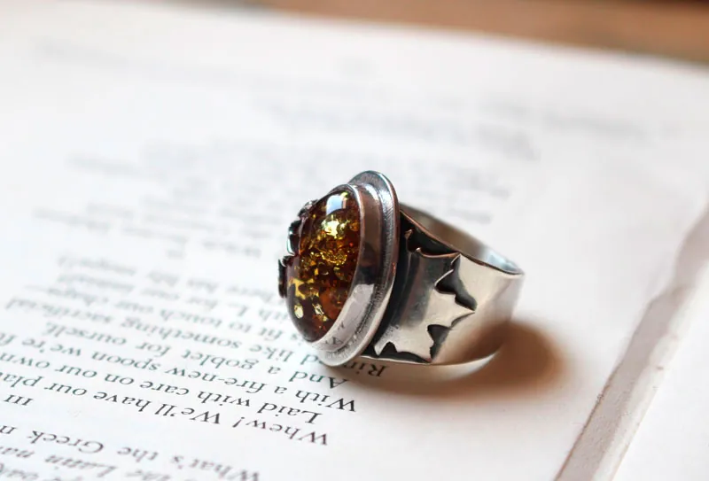 Hoja de ámbar, anillo hoja de arce en plata y ámbar