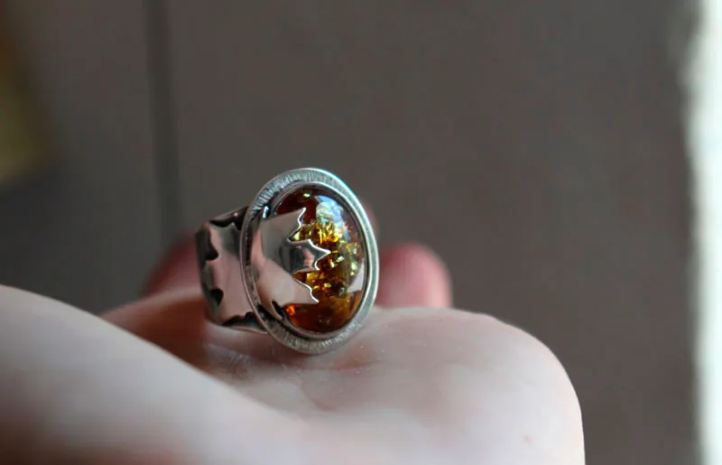 Hoja de ámbar, anillo hoja de arce en plata y ámbar