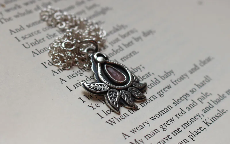 Hoja de cachemira, collar botánico en plata y zafiro rosa