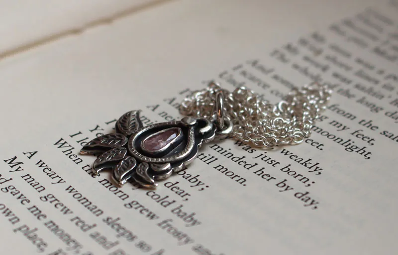 Hoja de cachemira, collar botánico en plata y zafiro rosa