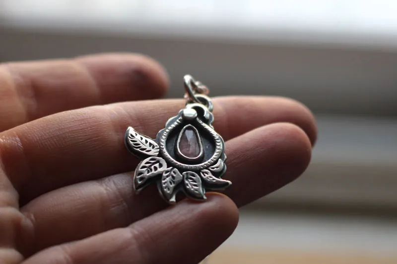 Hoja de cachemira, collar botánico en plata y zafiro rosa