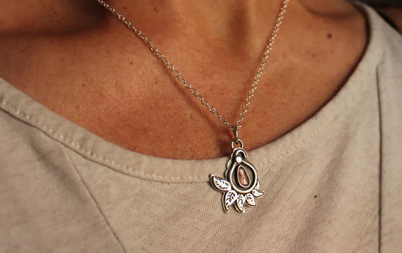 Hoja de cachemira, collar botánico en plata y zafiro rosa