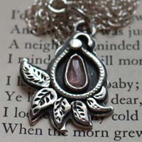 Hoja de cachemira, collar botánico en plata y zafiro rosa