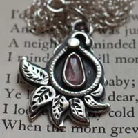 Hoja de cachemira, collar botánico en plata y zafiro rosa