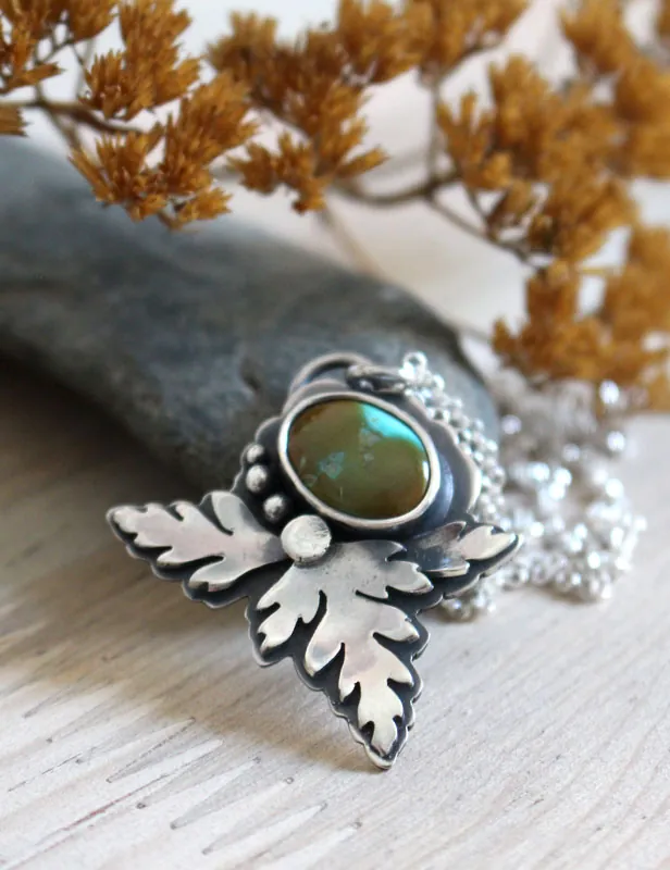 Hoja de corteza, collar botánico de plata y turquesa