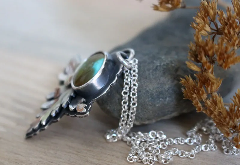 Hoja de corteza, collar botánico de plata y turquesa