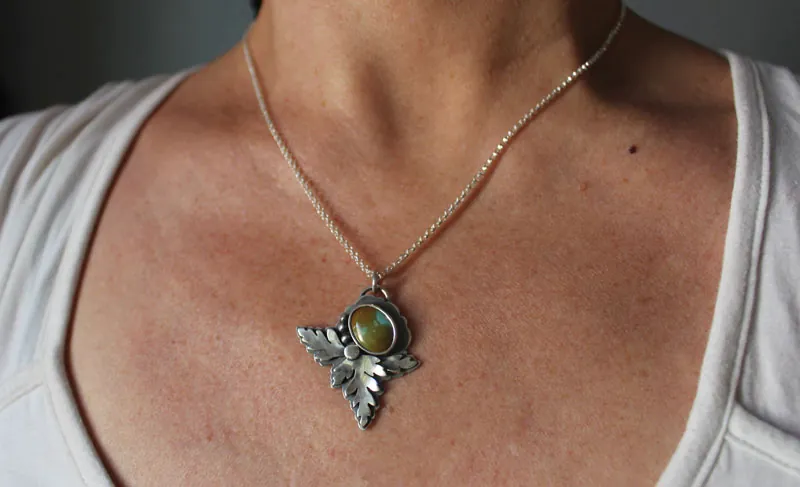 Hoja de corteza, collar botánico de plata y turquesa