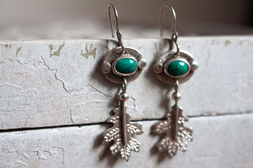 Hoja de cristal, aretes botánicas en plata y crisocola