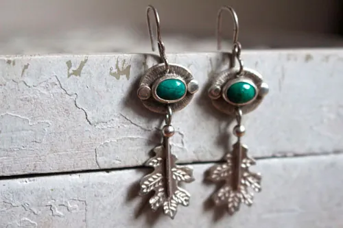 Hoja de cristal, aretes botánicas en plata y crisocola