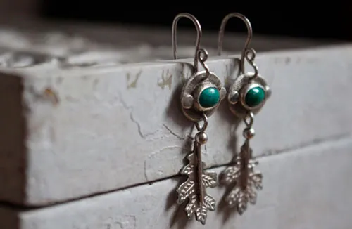Hoja de cristal, aretes botánicas en plata y crisocola