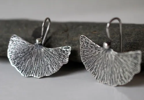 Hoja de ginkgo, aretes planta medicinal en plata