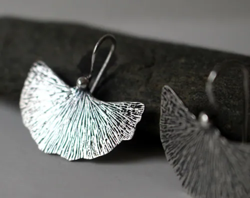 Hoja de ginkgo, aretes planta medicinal en plata