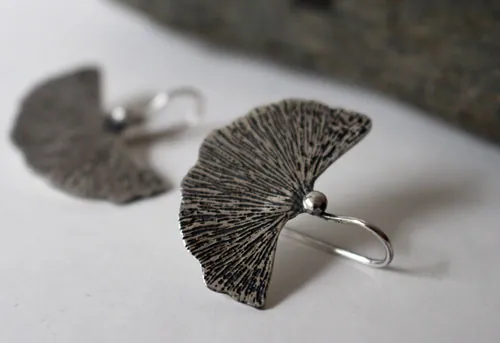 Hoja de ginkgo, aretes planta medicinal en plata