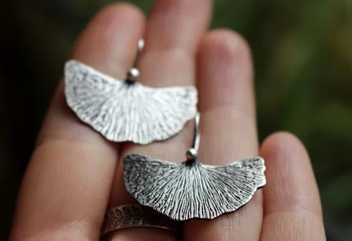 Hoja de ginkgo, aretes planta medicinal en plata