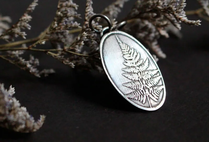 Hoja de helecho, dije leyenda botánica en plata