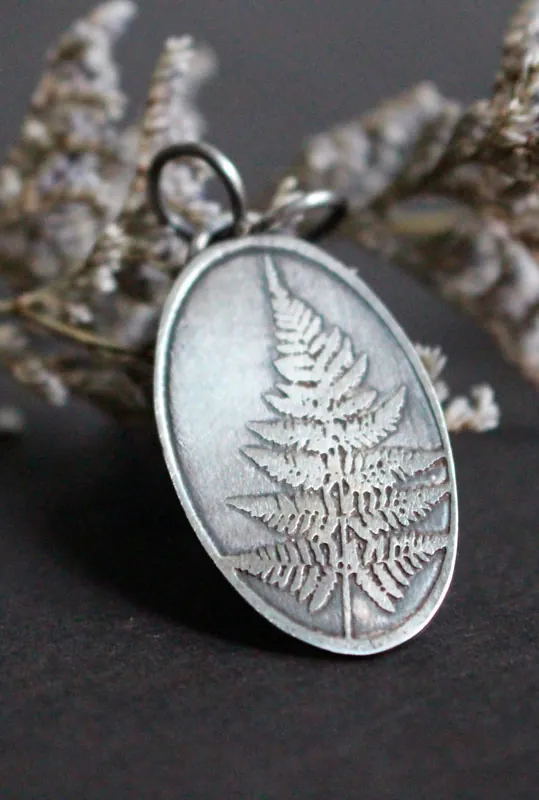 Hoja de helecho, dije leyenda botánica en plata