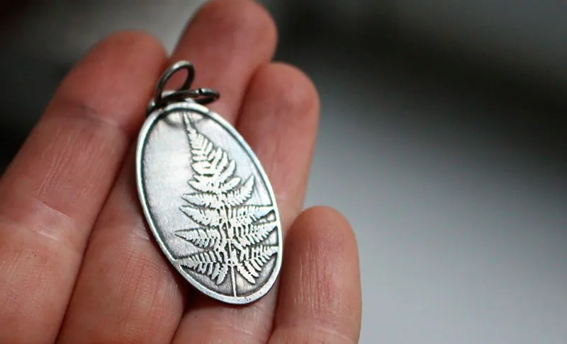 Hoja de helecho, dije leyenda botánica en plata
