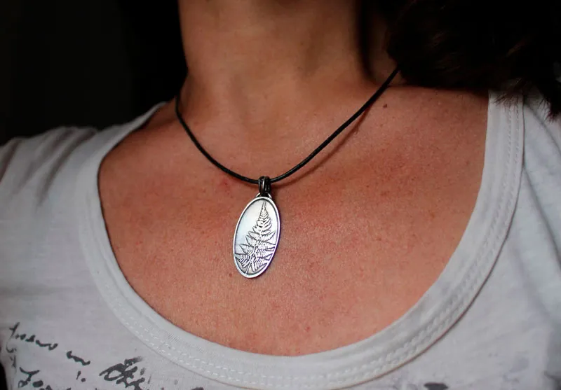 Hoja de helecho, dije leyenda botánica en plata