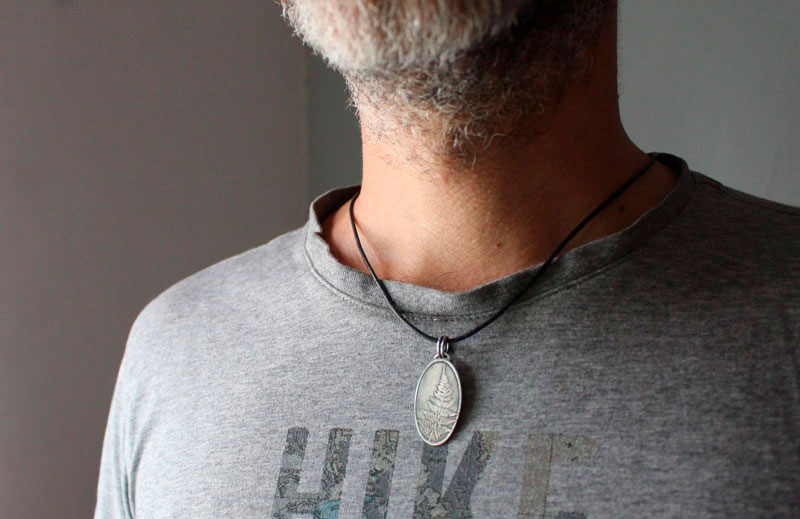 Hoja de helecho, dije leyenda botánica en plata