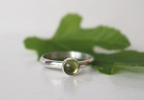Hoja de higuera, anillo verde de la naturaleza en plata y peridoto