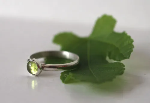 Hoja de higuera, anillo verde de la naturaleza en plata y peridoto